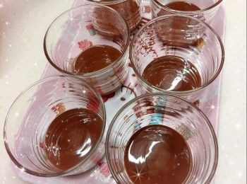 step2: 倒入杯子，放進雪櫃冷藏（冷藏後，朱古力醬會比較濃稠一點），備用