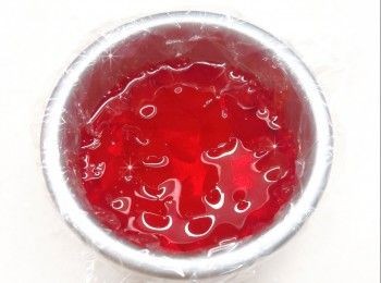 step3: 然後倒入模具中（先舖上保鮮紙；模具需比蛋糕模小1.5倍），放進冰格冷凍，備用