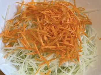 step1: 青木瓜洗乾淨後切半，去籽，去皮，刨絲；甘筍洗乾淨後去皮，刨絲