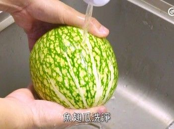 step1: 魚翅瓜洗淨
Wash figleaf gourd.