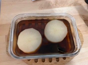 step4: 把白蘿蔔放在玻璃盒內，加上煮過剛才的昆布高湯和醬油，並放入昆布結。一同放涼後放進冷藏庫冷藏一天。