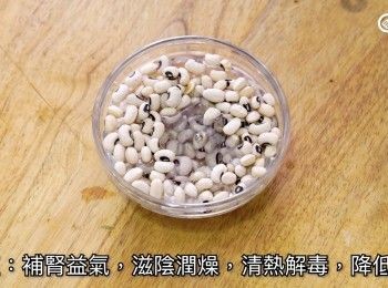 step4: 眉豆浸水1小時
Soak the black-eyed peas in water for 1 hour.