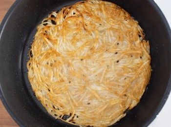 step3: 熱油鍋，將馬鈴薯分成兩份，分別放入鍋中煎至兩面金黃。