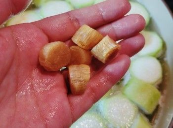 step7: 放入元貝仔(連同浸元貝仔的水）後蓋上蓋調細火煮約30-40分鐘。由於用上LC鍋，所以沒有浸泡的元貝仔也可確保快速煮散。