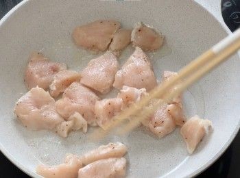 step5: 不沾鍋中火預熱，加少量油
加入<a href="https://bit.ly/3EZL8dD" target="_blank" data-keyword="雞胸" class="guide-link"><strong>雞胸</strong></a> <span style="display:inline-block;vertical-align:middle;margin-top:-3px;color:initial;border-radius:3px;padding:2px 3px;font-size:12px;line-height:14px;background:#87d300;color:#fff;">即買</span> 肉煎三分鐘
反轉<a href="https://bit.ly/3EZL8dD" target="_blank" data-keyword="雞胸" class="guide-link"><strong>雞胸</strong></a> <span style="display:inline-block;vertical-align:middle;margin-top:-3px;color:initial;border-radius:3px;padding:2px 3px;font-size:12px;line-height:14px;background:#87d300;color:#fff;">即買</span> 肉再煎三分鐘
<a href="https://bit.ly/3EZL8dD" target="_blank" data-keyword="雞胸" class="guide-link"><strong>雞胸</strong></a> <span style="display:inline-block;vertical-align:middle;margin-top:-3px;color:initial;border-radius:3px;padding:2px 3px;font-size:12px;line-height:14px;background:#87d300;color:#fff;">即買</span> 肉上碟備用