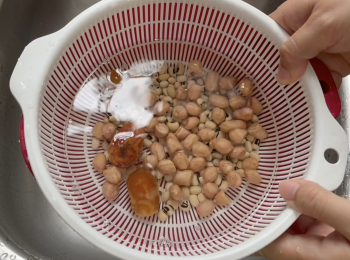 step1: 花生、眉豆和椰棗用水洗乾淨，用水浸泡，椰棗浸泡10分鐘，花生和眉豆浸泡30分鐘；腰果用水洗乾淨，浸泡30分鐘；陳皮洗淨，浸軟，刮囊，保留浸陳皮的水；用水清洗栗子，去衣