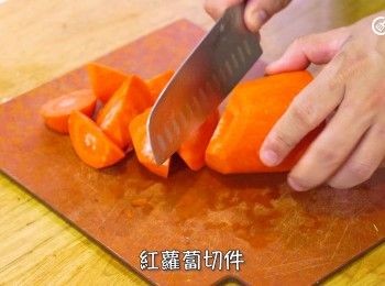 step3: 紅蘿蔔去皮切件
Peel and cut the carrot into pieces.