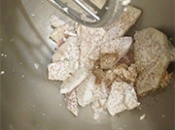 step5: <span class="group_1">芋角皮 A</span>芋頭蒸熟後倒入盆中，加入調味