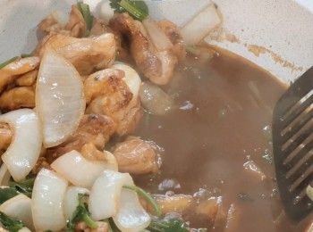 step12: 加入醬汁，先把醬汁炒香
不沾鍋轉中大火，翻炒三分鐘