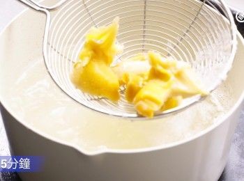 step4: 汆水5分鐘
Blanch in hot water for 5 minutes.