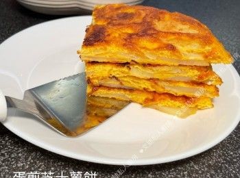 step6: 小貼士：翻轉蛋可用一隻大碟覆蓋煎pan，輕易倒扣出來，再回鑊煎另一面。