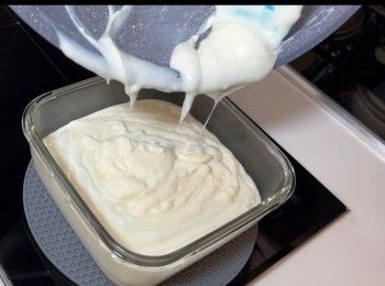 step5: 趁熱倒入不沾的容器，例如玻璃容器。放涼後，放進雪櫃雪最少3小時至凝固。