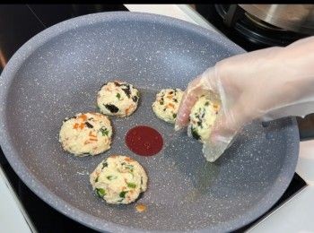 step8: 捏成喜愛的大小，放於平底鑊煎至金黃色。（大約每面用中至細火煎4分鐘）