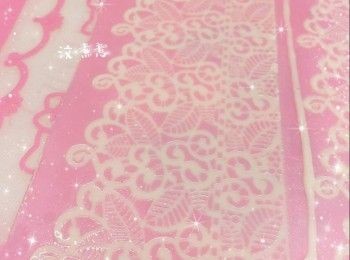 step5: 室溫靜置風乾約8-12小時（時間視乎空氣的濕度而定），即可脫模（只需將模具輕輕拉扯一下，朱古力翻糖蕾絲即可輕易分離）