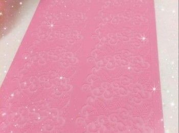 step3: 將朱古力翻糖漿倒在模具上（需趁熱），用刮板抹平表面（要快速且必需平均），再刮去多餘的朱古力翻糖漿