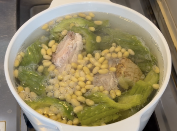 step5: 除了排骨和鹹菜，將其他材料加入湯煲，加水，大火煲滾，水滾加排骨，轉小火煲1小時，1小時後加入鹹菜，再煲20分鐘即可關火