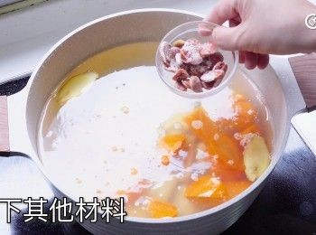 step6: 再下其他材料，滾起轉中細火煲1小時
Add the remaining ingredients and simmer for another 1 hour.