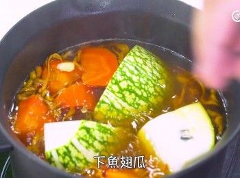 step12: 下魚翅瓜，再煲1小時
Add the figleaf gourd and continue to simmer for another hour.