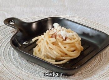 step7: 加適量意式煙肉和醬汁
加適量芝士
加入少量黑胡椒碎
簡單又美味的卡邦尼意粉完成！