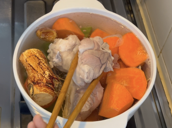 step5: 煲滾後加豬𦟌，轉小火煲1.5小時