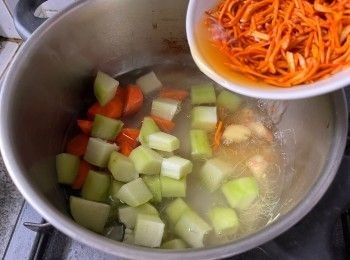 step4: 把蟲草花、生薑、佛手瓜和甘筍放進鍋中，重新煮沸後以中火多煮10分鐘即可。