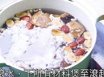step7: 煲滾水，下所有材料煲至滾起
Bring the water to a boil in a pot, then add all the ingredients and bring to a boil.