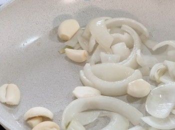 step8: 不沾鍋中火預熱，加少量油
加入洋蔥炒兩分鐘
加入蒜頭炒兩分鐘