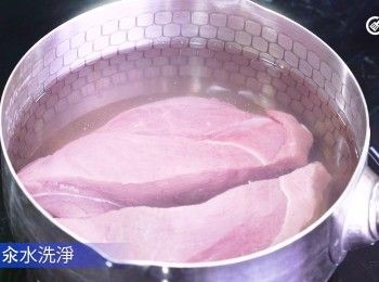 step5: 瘦肉汆水洗淨
Blanch the lean pork and wash it.