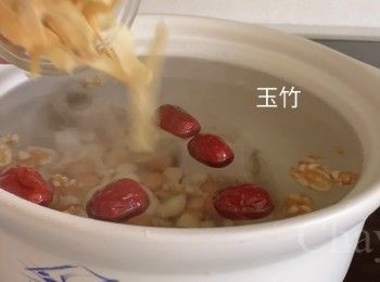 step3: 先煲一个小时。等排骨软烂