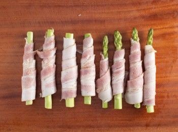 step1: 首先將蘆筍切成約15cm的長度，並用培根將蘆筍捲起。