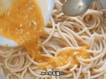 step6: 加入所有醬汁
加入100ml意粉水攪拌均勻
意粉攪拌一分鐘完成啦！