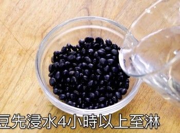 step2: 黑豆先浸水4小時以上至淋
Soak black beans in water for at least 4 hours until tender.