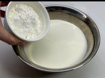 step1: 將牛奶、淡奶、粟粉、糖、煉奶、鹽攪拌均勻，備用。