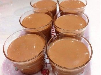 step8: 將適量的朱古力卷粒／可可粉隨意放在慕絲面作裝飾，即可