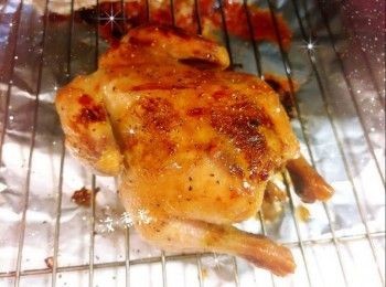 step3: 預熱10分鐘（220°），烤盤上放燒烤架，焗35分鐘，反轉再焗25分鐘 2. 兩面塗上蜜糖和黑椒，焗3分鐘，反轉再焗約3-5分鐘