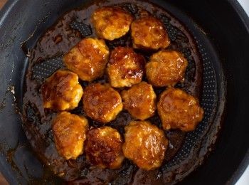 step4: 將糖醋醬下鍋一起，並翻煮至糖醋醬收汁。