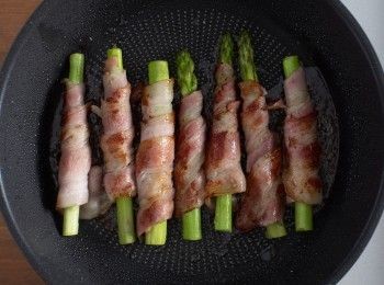 step2: 熱鍋，將蘆筍下鍋煎至焦香。(蓋上鍋蓋讓蘆筍可以一併悶熟）