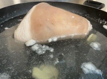 step2: 白鑊煎一煎豬皮後備用。用油爆香滷水（一），再加入滷水（二），直至冰糖差不多溶化