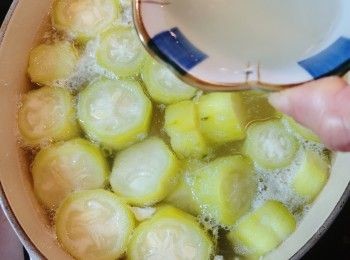 step8: 最後加入鹹蛋白，試味，如不夠鹹可下鹽作調味。