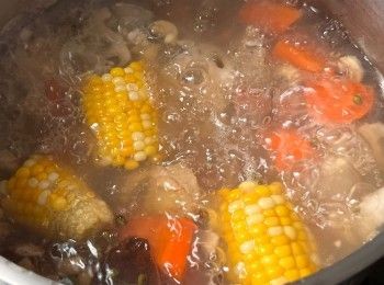 step4: 燒熱2公升水，把所有材料放進鍋中，煮約2小時。不夠水或覺得湯汁太粉太稠時便在煮的中段加點水，即可。