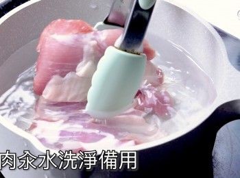 step1: 瘦肉汆水洗淨備用
Bring pork shank with a pot of cold water to a boil , then rinse and set aside.