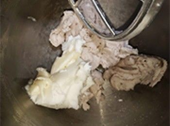 step8: <span class="group_1">芋角皮 A</span>加入豬油快速攪至混合