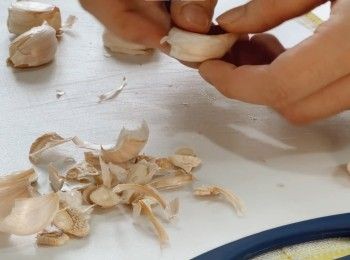 step5: 7粒蒜頭去頭去尾
蒜頭輕壓一下
蒜頭去皮