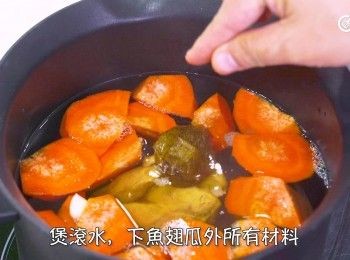 step10: 煲滾水，下魚翅瓜外所有材料
Bring 2.5 liters of water to boil, then add all the ingredients except for the figleaf gourd.