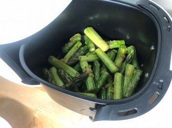 step5: 把蘆筍氣炸10分鐘，中間記得翻轉一下。如需要更脆口，可以多氣炸1-2分鐘。