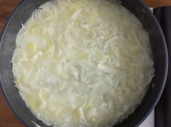 step2: 加入約400ml的開水先將洋蔥煮軟。（水可以幫助洋蔥軟化，這樣可以減少一些直接炒焦的機會）