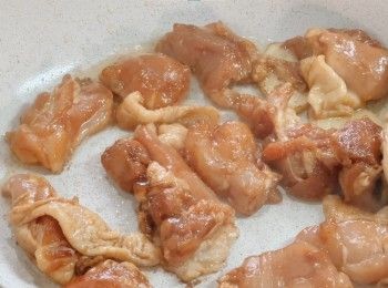 step10: 加入雞塊煎三分鐘
反轉再煎三分鐘