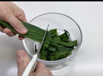 step1: 將班蘭葉清洗乾淨，然後剪成小段。