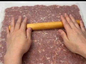 step5: 再鋪上另一張牛油紙，用麵粉轆壓平。