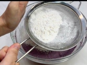 step4: 將蒸熟的紫薯、砂糖和清水，放進攪拌機打成紫薯糊。
接著，將紫薯糊倒入一個大碗，然後篩入低筋麵粉和木薯粉，攪拌均勻。